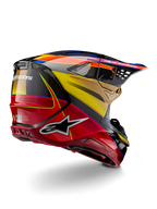 Alpinestars Supertech M10 Era helm, motorcross helm, Gold Yellow Rio Red Glossy, driekwart achteraanzicht met koolstofvezel schaal, rode en gele graphics, blauwe accenten, aerodynamisch profiel met meerdere ventilatieopeningen en opvallend Astar-logo.