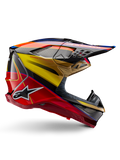 Alpinestars Supertech M10 Era helm, motorcross racinghelm, goudgeel en Rio rood glanzend met blauwe en zwarte accenten, aerodynamisch ontwerp met geïntegreerd vizier, meerdere met gaas bedekte ventilatieopeningen en carbon fiber details, ECE 22.06 gecertificeerd
