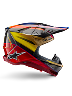 Alpinestars Supertech M10 Era helm, motorcross racinghelm, goudgeel en Rio rood glanzend met blauwe en zwarte accenten, aerodynamisch ontwerp met geïntegreerd vizier, meerdere met gaas bedekte ventilatieopeningen en carbon fiber details, ECE 22.06 gecertificeerd