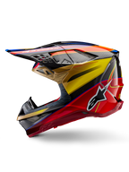 Alpinestars Supertech M10 Era helm, motorcrosshelm, Gold Yellow Rio Red Glossy, zijprofiel met carbon fiber textuur en opvallende graphics, Alpinestars-sterlogo, aerodynamische vorm met meerdere ventilatieopeningen, professionele off-road racebescherming