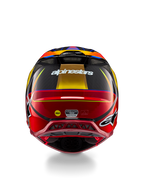 Alpinestars Supertech M10 Era helm, motorcrosshelm, glanzend goudgeel en Rio-rood, achteraanzicht met wit Alpinestars-logo, MIPS-logo en aerodynamische ventilatieopeningen, multi-composiet koolstofvezelconstructie met blauwe accenten
