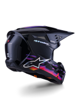 Alpinestars S-M3 Force OCD-helm, motorcrosshelm, glanzend zwart met levendige paarse, roze en oranje golvende graphics, witte Alpinestars-merknaam en A-star logo, driekwart achteraanzicht, hoogwaardige off-road race-uitrusting