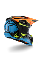 Alpinestars S-M3 Youth Fray helm, motorcrosshelm, zwart, oranje en blauw met neongele accenten, driekwart achteraanzicht toont opvallende Alpinestars-branding en sterlogo, strak aerodynamisch ontwerp voor off-road racen voor de jeugd