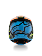 Alpinestars S-M3 Youth Fray-helm, motorcrosshelm, zwart met oranje en fluorescerend gele accenten en een grote blauwe graphic op de achterzijde, achteraanzicht met ventilatieopeningen en ECE 22.06-certificeringslabel, ontworpen voor off-road prestaties voor de jeugd.
