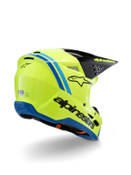 Alpinestars S-M3 Youth Radium Helm ECE 22.06, motorcrosshelm, fluogeel met zwarte en blauwe accenten, driekwart achteraanzicht met zwart vizier, geel logo en blauwe rand aan de onderkant