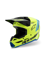 Alpinestars S-M3 Youth Radium Helm, motorcrosshelm, fluogeel, zwart en blauw, voorzien van een zwarte klep, opvallend Alpinestars-logo op de zijkant, blauwe accenten op de rand, hoogwaardige beschermende uitrusting voor jonge rijders