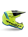 Alpinestars S-M3 Youth Radium helm, motorcrosshelm voor jongeren, fel fluorgeel met zwarte en blauwe accenten, zijaanzicht met aerodynamisch ontwerp, zwarte klep met geel logo, opvallende zwarte merknaam op de zijkant, ECE 22.06 gecertificeerde bescherming voor off-road racen