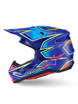 Alpinestars S-M7 Cast Helm, motorcrosshelm, blauw met roze en fluogeel glanzende accenten, zijaanzicht met de aerodynamische composietschaal, geïntegreerde ventilatieopeningen, roze ster-logo en gele branding, ontworpen voor bescherming tijdens off-road racen.
