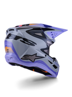 Alpinestars S-M3 Jettson Helm ECE 22.06, motorcrosshelm, grijs, paars en zwart glanzend, driekwart achteraanzicht met aerodynamische thermo-geïnjecteerde schaal, ventilatieopeningen en opvallend grafisch ontwerp