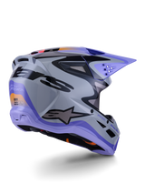 Alpinestars S-M3 Jettson Helm ECE 22.06, motorcrosshelm, grijs, paars en zwart glanzend, driekwart achteraanzicht met aerodynamische thermo-geïnjecteerde schaal, ventilatieopeningen en opvallend grafisch ontwerp