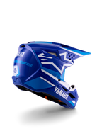 Alpinestars Yamaha S-M3 jeugd motocrosshelm, blauw en wit glanzend, voorzien van opvallende Yamaha-branding op de zijkant en achterkant, aerodynamisch schaalontwerp met ventilatie aan de achterzijde, jeugdspecifieke off-road hoofdbescherming in een driekwart achteraanzicht.