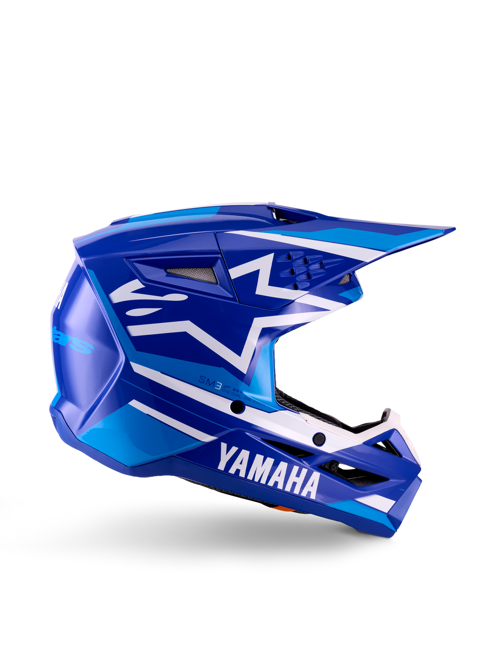 Yamaha S-M3 jeugd motorcrosshelm, blauw en wit glanzend, zijprofiel met opvallende Yamaha-branding en Alpinestars-sterlogo, geometrisch ontwerp met lichtblauwe accenten, geventileerde schaal met lang vizier, ECE 22.06 gecertificeerde off-road hoofdbescherming