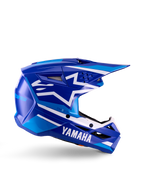 Yamaha S-M3 jeugd motorcrosshelm, blauw en wit glanzend, zijprofiel met opvallende Yamaha-branding en Alpinestars-sterlogo, geometrisch ontwerp met lichtblauwe accenten, geventileerde schaal met lang vizier, ECE 22.06 gecertificeerde off-road hoofdbescherming