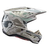 Alpinestars S-M5 Mineral ECE helm, motorcrosshelm, warm grijs en celadon groen glanzend, met een minerale grafische print in camouflage-stijl, zijprofiel met het aerodynamische vizier en ventilatieopeningen, glanzende afwerking voor off-road racen