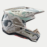 Alpinestars S-M5 Mineral ECE helm, motorcrosshelm, glanzend warm grijs en celadongroen, voorzien van een mineraal camouflagepatroon, zijaanzicht met gestroomlijnd aerodynamisch ontwerp, groot vizier en meerdere ventilatie-openingen