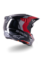 Alpinestars Honda S-M5 ECE helm, motorcrosshelm, glanzend zwart met rood, driekwart achteraanzicht met Honda-branding en Alpinestars-logo's, rode en grijze grafische accenten, ontworpen voor off-road bescherming