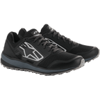 Alpinestars Meta Trail schoenen, prestatie hardloopschoenen, zwart en donkergrijs, groot wit gestreept Astars-logo op de zijkant, vetersluiting met een robuuste grijze zool, ontworpen voor comfort de hele dag door in de paddock