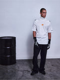 Alpinestars RSRV Pyro korte mouw t-shirt, wit premium streetwear shirt met oranje logo, unisex lifestyle collectie, gedragen met zwarte handschoenen