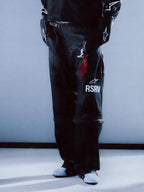Alpinestars RSRV Neo Bat leren broek, zwart, premium leer, motorrijden lifestyle, unisex, met RSRV logo en ster detail, gedragen met bijpassende jas