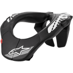 Alpinestars Youth Neck Support, motorcross nekbrace, zwart met witte graphics en rode tab, ergonomisch ontwerp met gestructureerd oppervlak, beschermingsuitrusting voor de jeugd