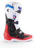 Alpinestars Tech 3 motocrosslaars, wit en felrood met donkerblauwe accenten, zwarte TPU-bescherming en sluiting met drie gespen, zijaanzicht