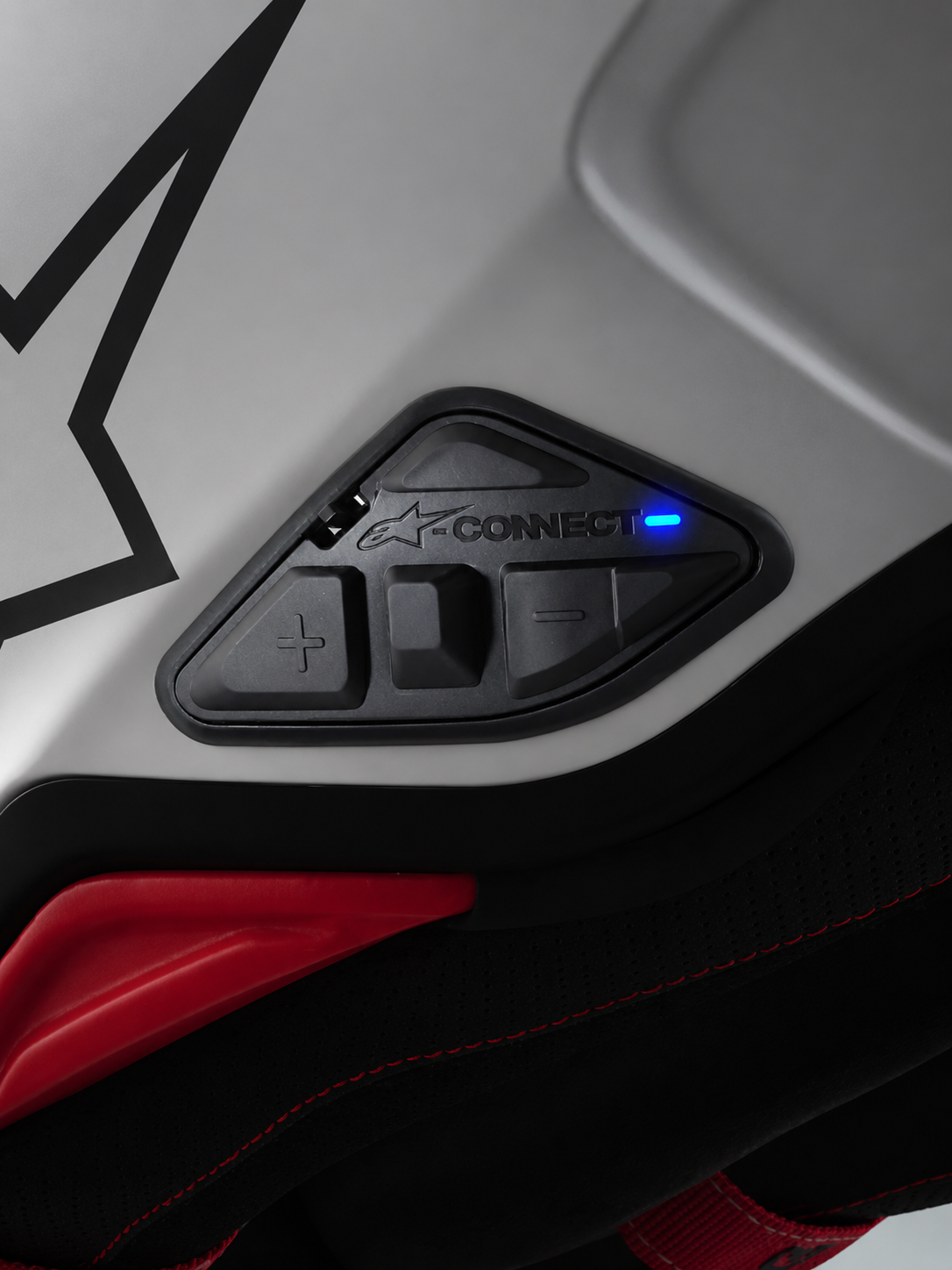 Alpinestars A-Connect communicatiesysteem, motorhelmintercom met knoppenlay-out en actieve blauwe status-led, geïnstalleerd op helm