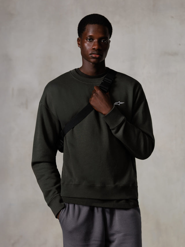 Alpinestars Essentials Ageless Crew, sweatshirt met ronde hals, Off Black, met een klein wit Alpinestars-logo op de borst, geribbelde kraag en zoom, casual lifestyle streetwear