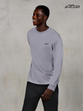 Alpinestars Essentials Ageless long-sleeve T-shirt, casual t-shirt met lange mouwen voor heren, zilverkleurig, gedragen door een model in 100% biologisch katoenen jersey
