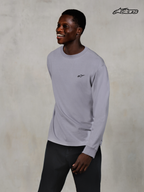Alpinestars Essentials Ageless long-sleeve T-shirt, casual t-shirt met lange mouwen voor heren, zilverkleurig, gedragen door een model in 100% biologisch katoenen jersey