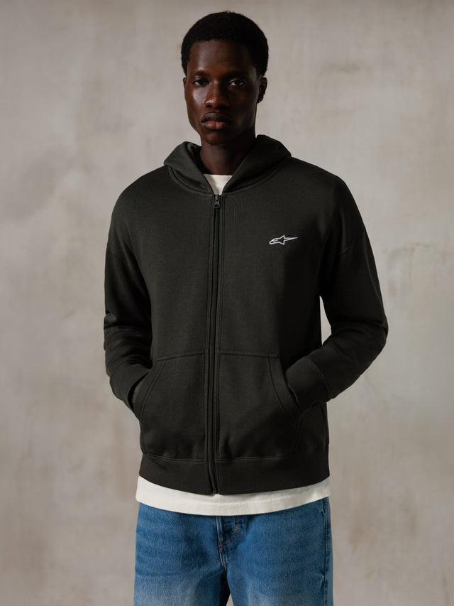 Alpinestars Essentials Ageless Zip Hoodie, Off Black, hoodie met volledige ritssluiting en een klein wit Alpinestars-logo op de borst, ontspannen pasvorm, gedragen door een model met blauwe jeans en een wit t-shirt, casual op motorsport geïnspireerde streetwear