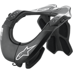 Alpinestars BNS Tech 2 Neck Support, motorcross nekbrace, zwart en cool gray, carbon polymeer frame met carbon fiber textuur, witte Alpinestars sterlogo's, met een ergonomische achterstabilisator en gevoerde vulling, professionele off-road racebescherming