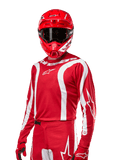 Alpinestars 2024 Fluid Lurv jersey, motorcross shirt, Mars Red en wit, gedragen met bijpassende rode helm en handschoenen, opvallend sportief design met witte gebogen strepen en Alpinestars-branding