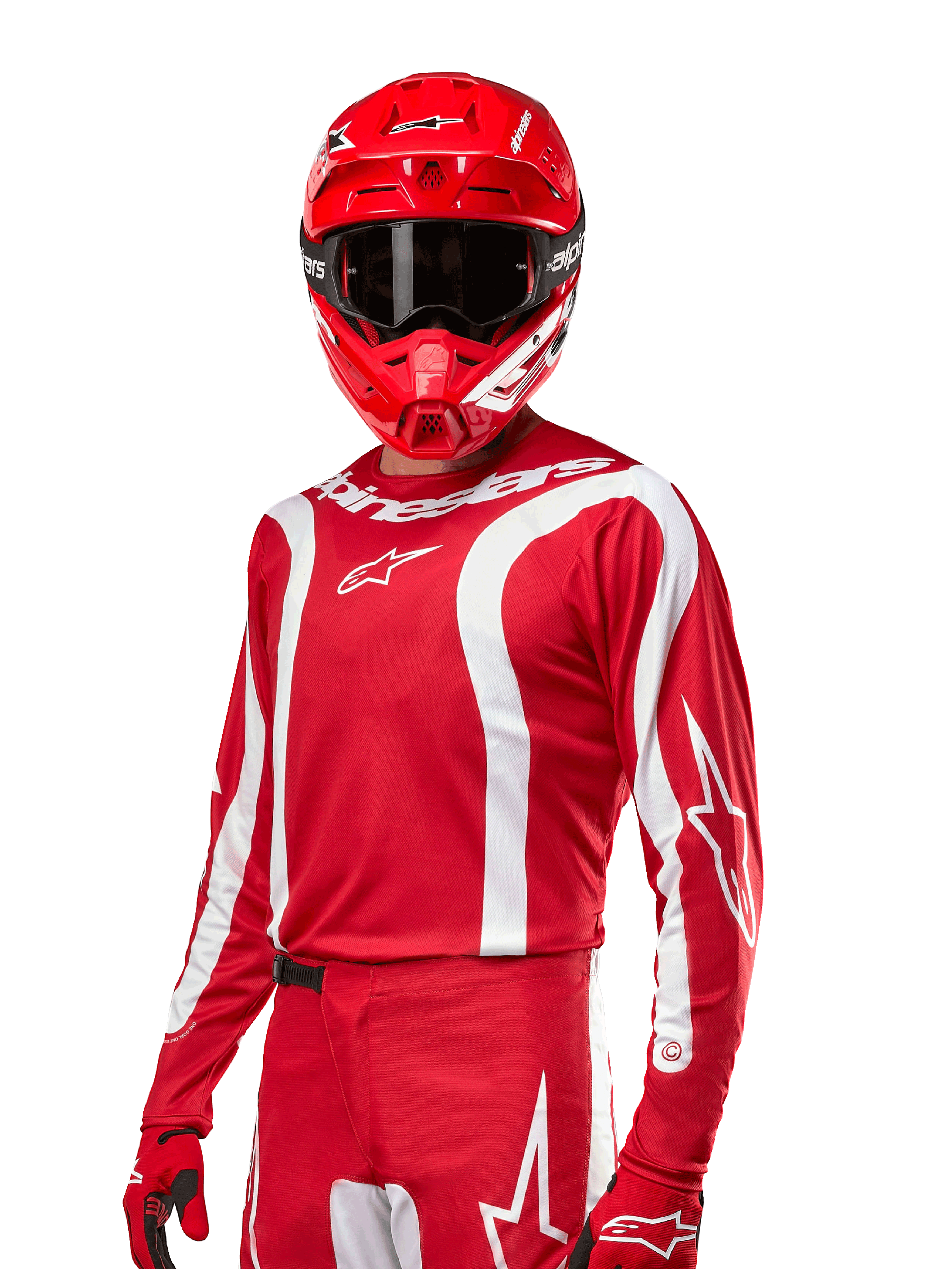 Alpinestars 2024 Fluid Lurv jersey, motorcross shirt, Mars Red en wit, gedragen met bijpassende rode helm en handschoenen, opvallend sportief design met witte gebogen strepen en Alpinestars-branding