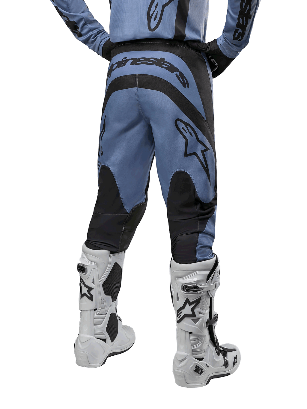 Alpinestars 2024 Fluid Lurv crossbroek, motorcrossbroek, lichtblauw en zwart, achteraanzicht met zwarte versterkte panelen en groot merklogo, gecombineerd met witte en zwarte motorcrosslaarzen, professionele race-uitrusting voor off-road rijden
