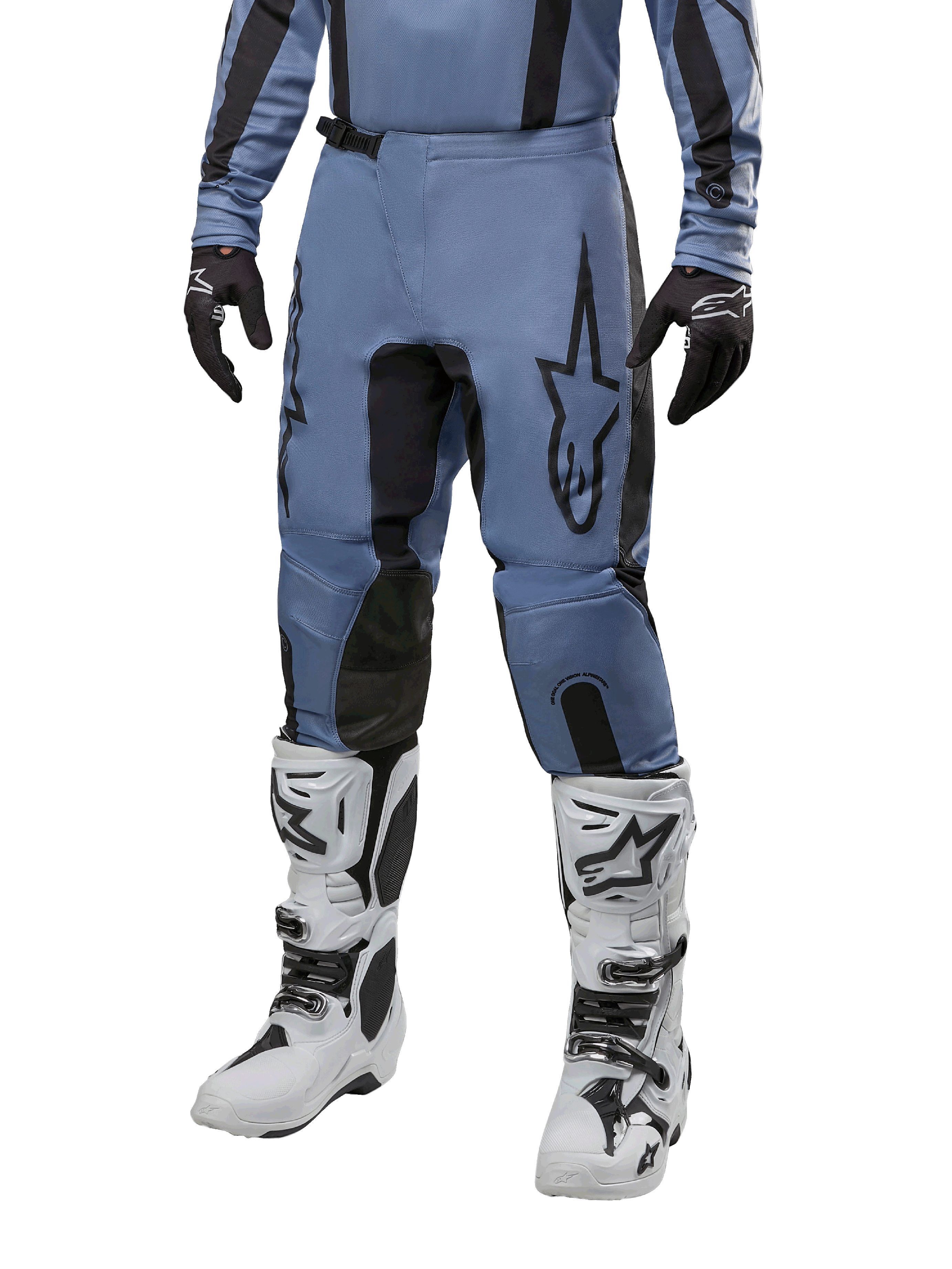 Alpinestars 2024 Fluid Lurv Pants, motorcross broek, lichtblauw en zwart, gedragen met bijpassende jersey met lange mouwen en witte motorcrosslaarzen, voorzien van een prominent zwart sterlogo op de dij en versterkte panelen aan de binnenkant van de knie, vooraanzicht op witte achtergrond