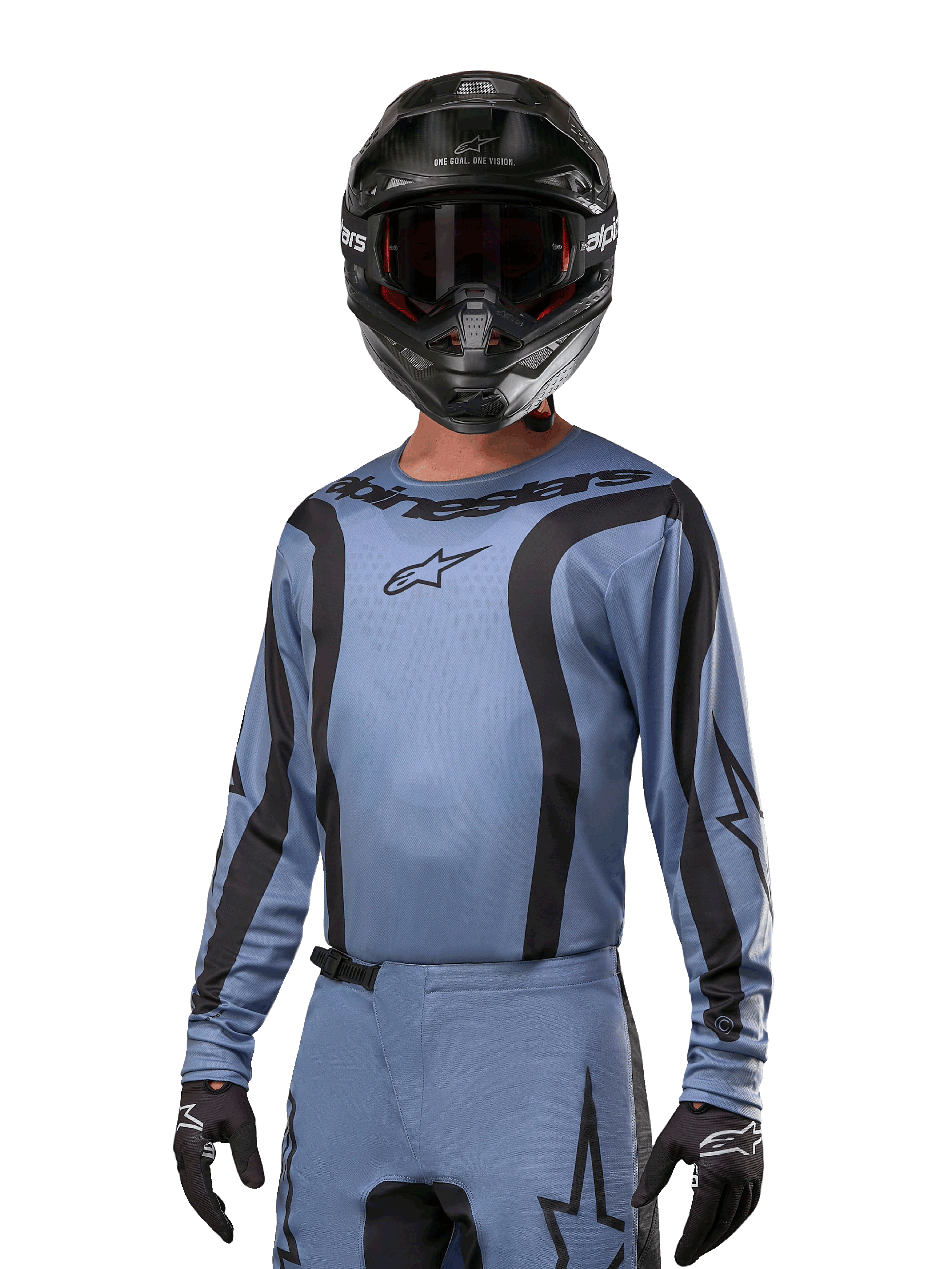 Motorcrosser in Alpinestars 2024 Fluid Lurv Jersey, lichtblauw en zwart, gecombineerd met zwarte helm en bril, voorzien van opvallende zwarte grafische accenten en Alpinestars-sterlogo, atletische performance-uitrusting voor off-road racen