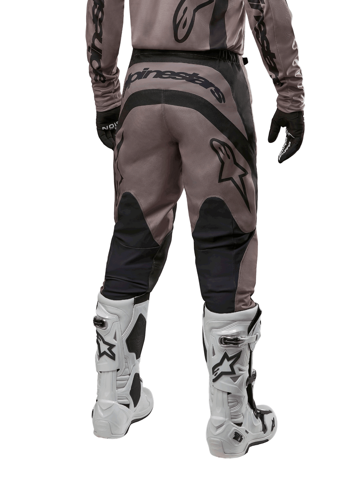 Alpinestars 2024 Fluid Lurv crossbroek, motorcross broek, Mud Black, achteraanzicht met groot zwart Alpinestars-logo op het zitvlak en zwarte kuitpanelen, gedragen met wit-zwarte motorcrosslaarzen en bijpassende jersey.