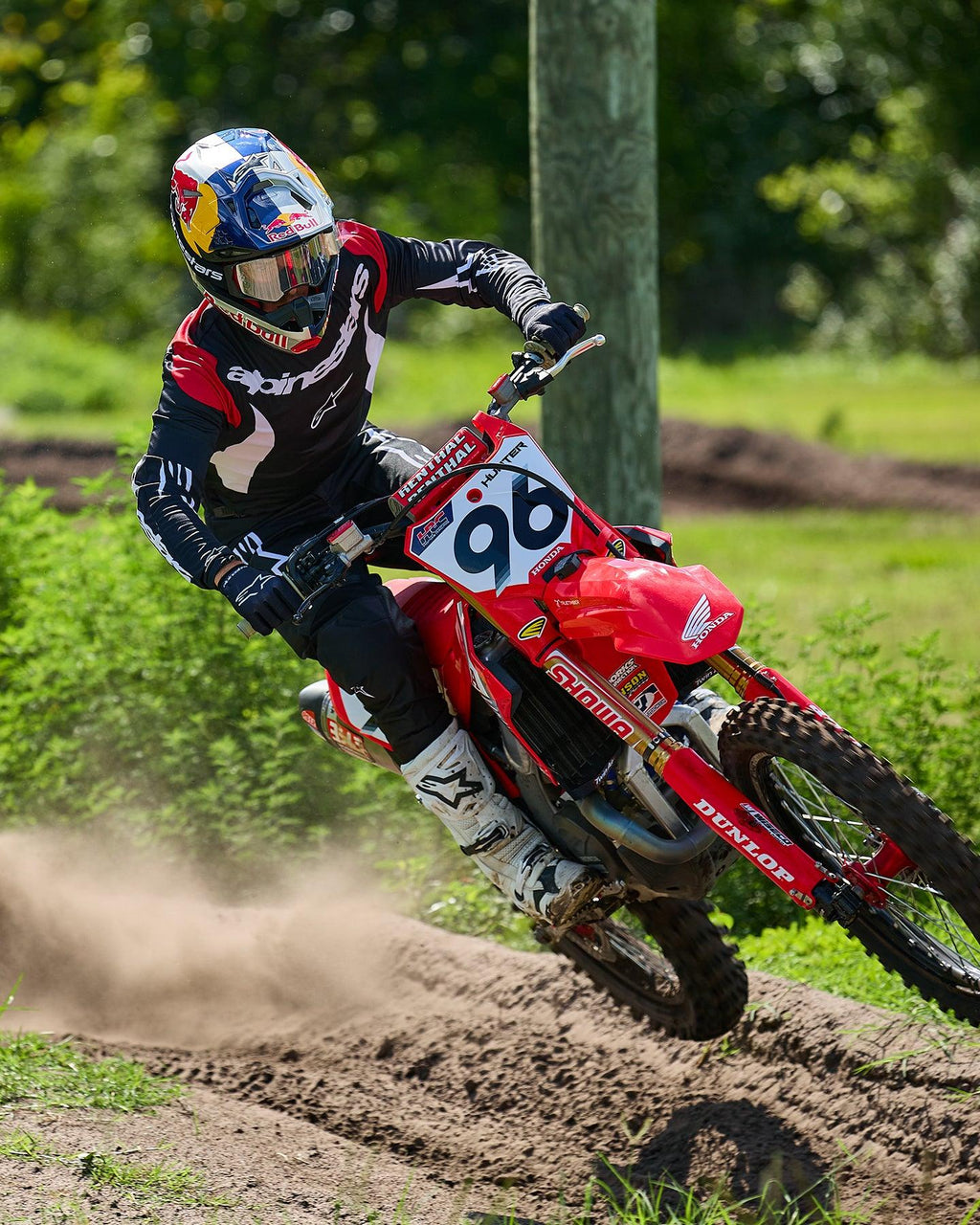 Alpinestars 2025 Fluid Haul kledingset, zwart-witte motorcrossjersey en broek op een rode Honda met rijder 96.