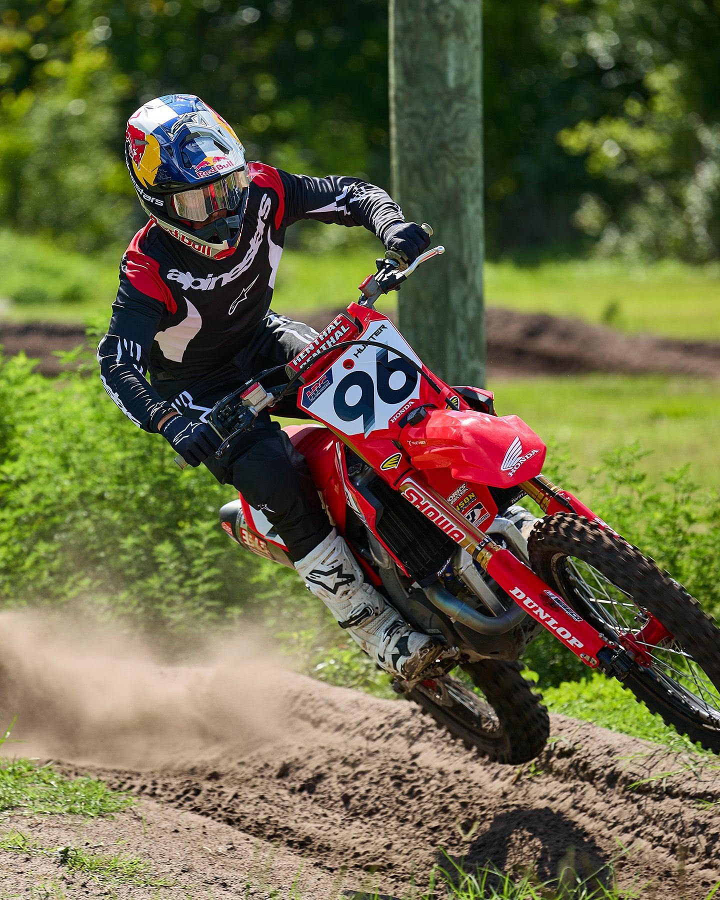 Alpinestars 2025 Fluid Haul kledingset, zwart-witte motorcrossjersey en broek op een rode Honda met rijder 96.
