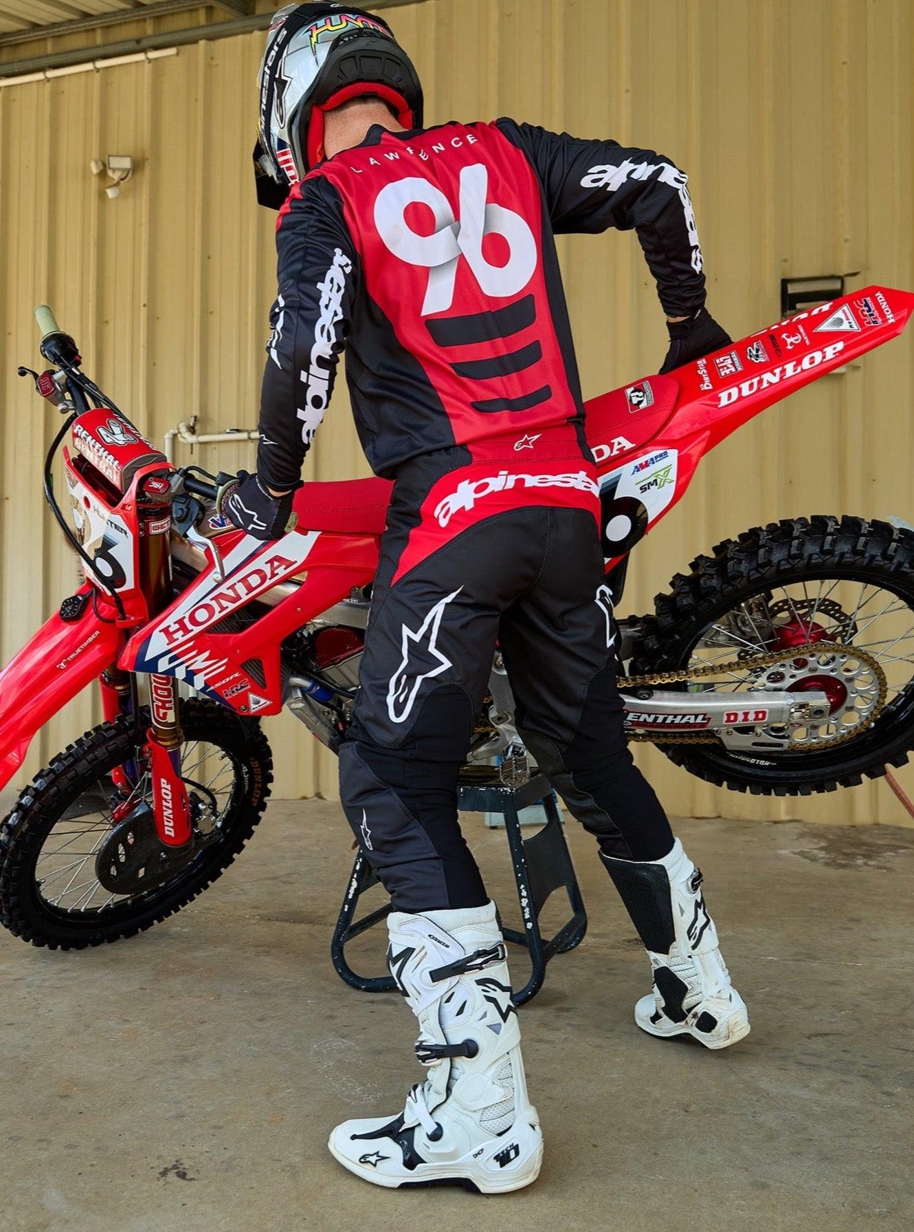 Alpinestars 2025 Fluid Haul kledingset, motorcrossjersey en broek in zwart en rood, gedragen door rijder 96 bij crossmotor.