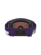 Alpinestars Limited Edition HUNTA96 XXV Supertech Vision Goggles, paars en wit, achteraanzicht van de verstelbare band met zwarte Alcantara-patch met geel contraststiksel en Hunter Edition One-branding, premium motorcrossbril geïnspireerd op de Porsche GT3RS
