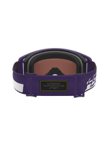 Alpinestars Limited Edition HUNTA96 XXV Supertech Vision Goggles, paars en wit, achteraanzicht van de verstelbare band met zwarte Alcantara-patch met geel contraststiksel en Hunter Edition One-branding, premium motorcrossbril geïnspireerd op de Porsche GT3RS