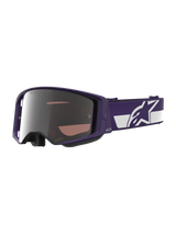 Alpinestars Limited Edition HUNTA96 XXV Supertech Vision Goggles, motocrossbril, paars en wit met zilveren spiegelglas, voorzien van de tekst "ONE GOAL. ONE VISION." op de lens, brede verstelbare band met prominent Alpinestars-logo, hoogwaardige beschermende eyewear voor off-road racen