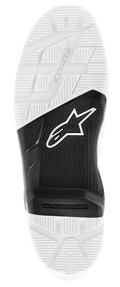 Alpinestars Tech 7 Enduro-zool, vervangende rubberen buitenzool, zwart en wit, onderaanzicht met getextureerd loopvlak en noppenprofiel, voorzien van wit Astars-logo op het zwarte middengedeelte en Alpinestars-merknaam in reliëf, reserveonderdeel voor off-road motorlaarzen