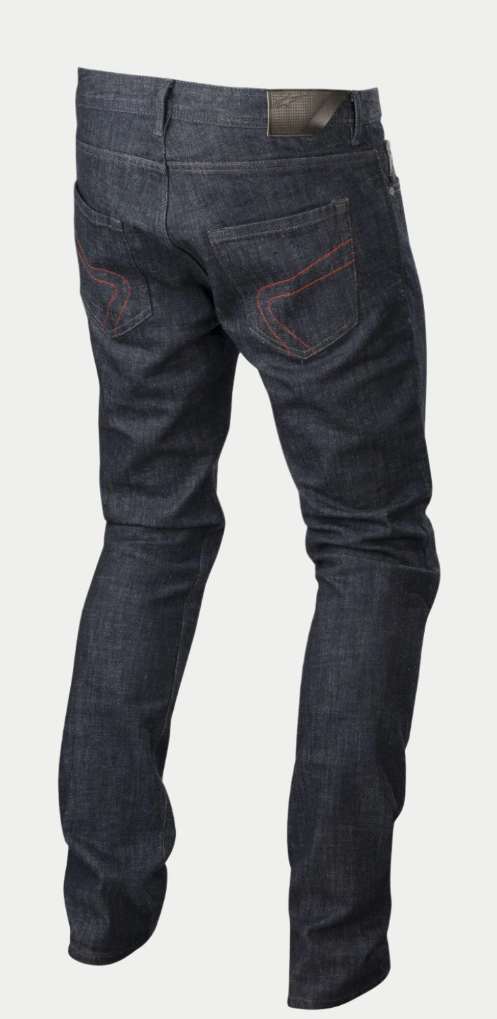 Alpinestars Copper Denim broek, urban motorjeans, donkerblauw met rood, achteraanzicht met decoratieve rode stiksels op de achterzakken, leren riempatch, normale rechte pasvorm