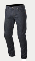 Alpinestars Copper Denim broek, motorjeans, donkerblauw, met een standaard rechte pasvorm, klassiek vijfzakkenontwerp met een klein rood logo-accent op de zak en voorgevormde beenconstructie voor stedelijk gebruik.