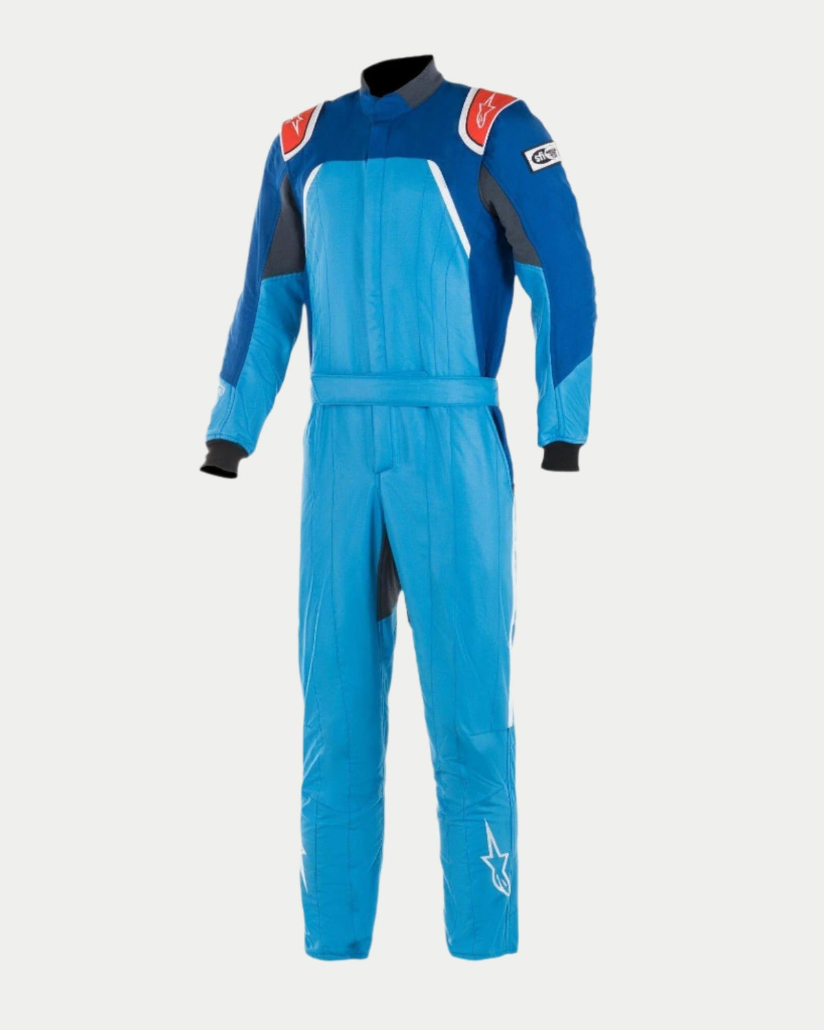 Alpinestars GP Pro Comp Bootcut Suit FIA, professioneel autopak in kobaltblauw, koningsblauw en rood, voorzien van een drielaagse aramideconstructie, schouderepauletten en een bootcut-ontwerp met witte sterlogo's.