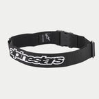 Alpinestars Pit Radio Riem, zwarte technische gereedschapsriem met een wit geborduurd Alpinestars-logo, kunststof clipgespsluiting en elastische poly-stof voor gebruik door pitcrews.