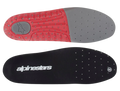 Alpinestars Footbed Tech 7, vervangende inlegzool voor Tech 7 motorcrosslaarzen, donkergrijs rood, zwart bovenoppervlak met wit logo en rood-grijze getextureerde onderzijde, geperforeerd voor ademend vermogen