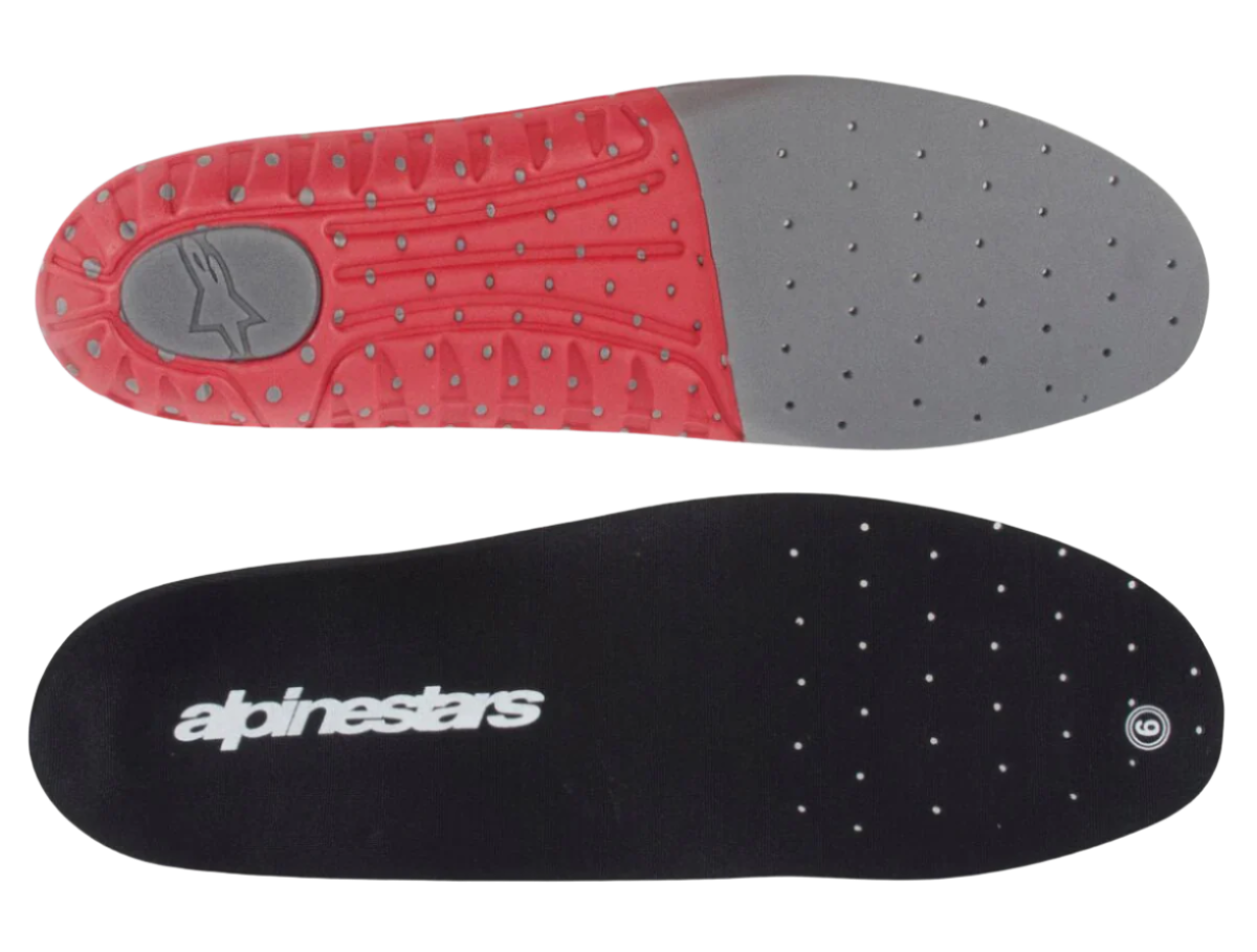 Alpinestars Footbed Tech 7, vervangende inlegzool voor Tech 7 motorcrosslaarzen, donkergrijs rood, zwart bovenoppervlak met wit logo en rood-grijze getextureerde onderzijde, geperforeerd voor ademend vermogen